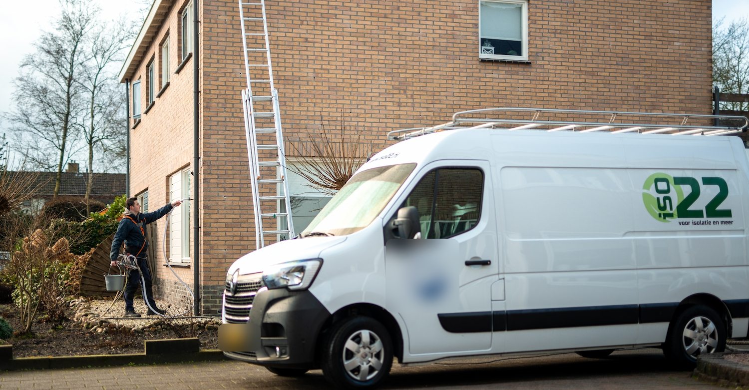 De iSO22-bus bij een woning tijdens het isoleren
